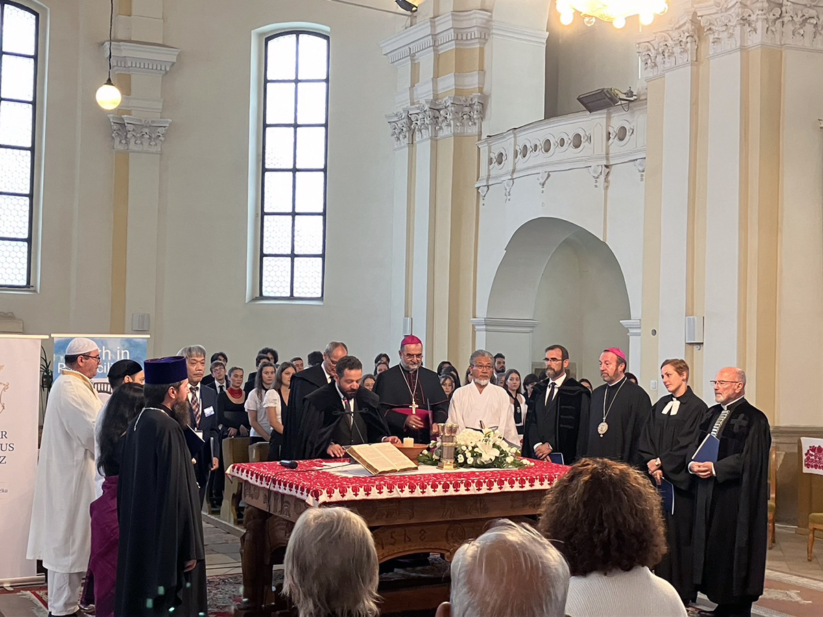 トランシルバニアで開催されたIARFの開会式と泉尾教会を訪れたコバッチ主教と