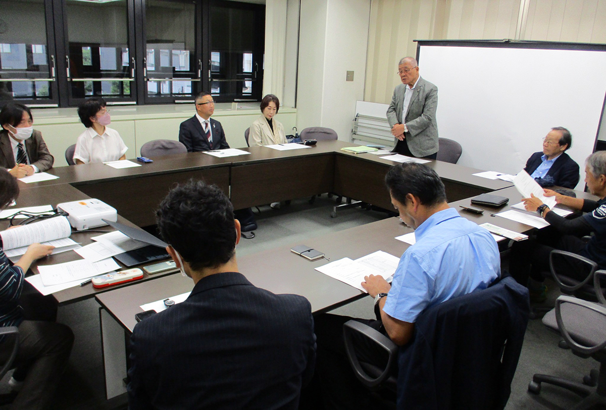 大阪ユネスコ協会の臨時理事会で開会挨拶を行う大川哲治会長