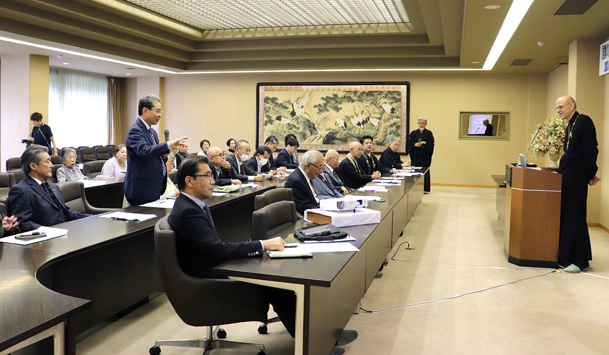 ウクライナ系米国人正教会司祭のポール・コロルク師の講演を受けて質問をする国際宗教同志会会員の岡野正純孝道教団統理