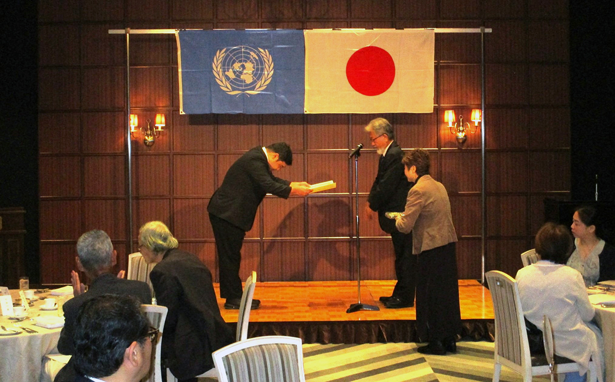 関西国連協会理事長として挨拶を行い、作文コンテストの優秀校を表彰する三宅善信師