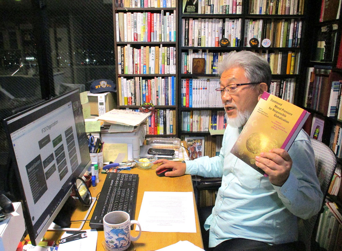 IF20国際顧問団会議で近著を掲げて意見を述べる三宅善信師