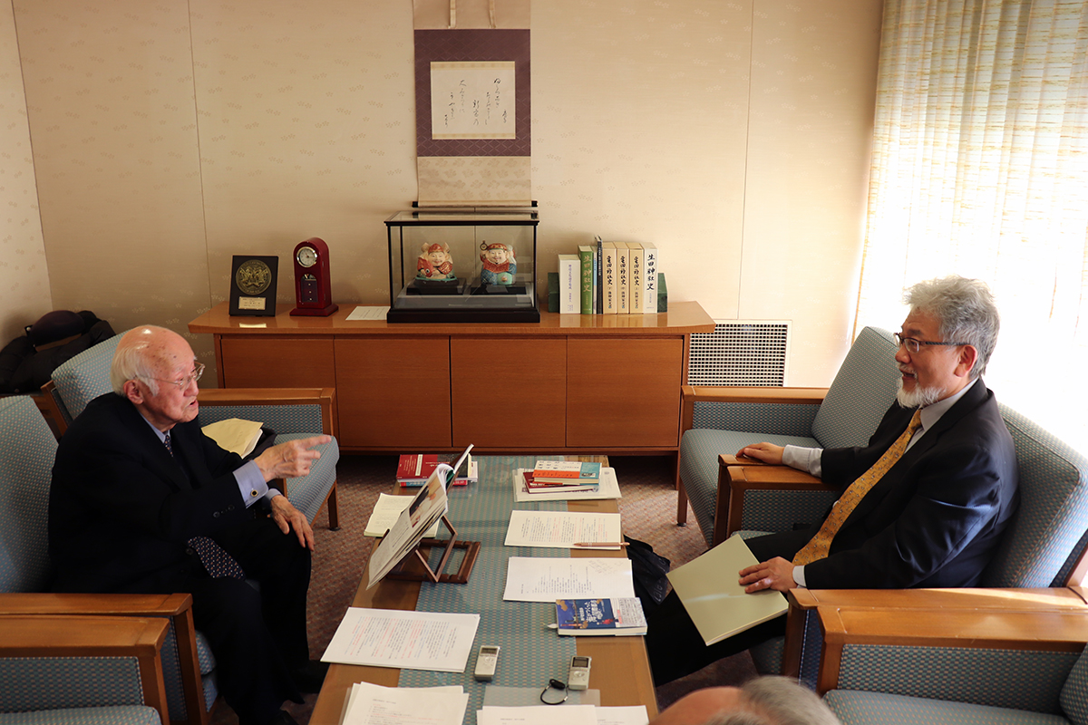  生田神社会館で行われた加藤隆久同神社名誉宮司と三宅善信師の対談の様子