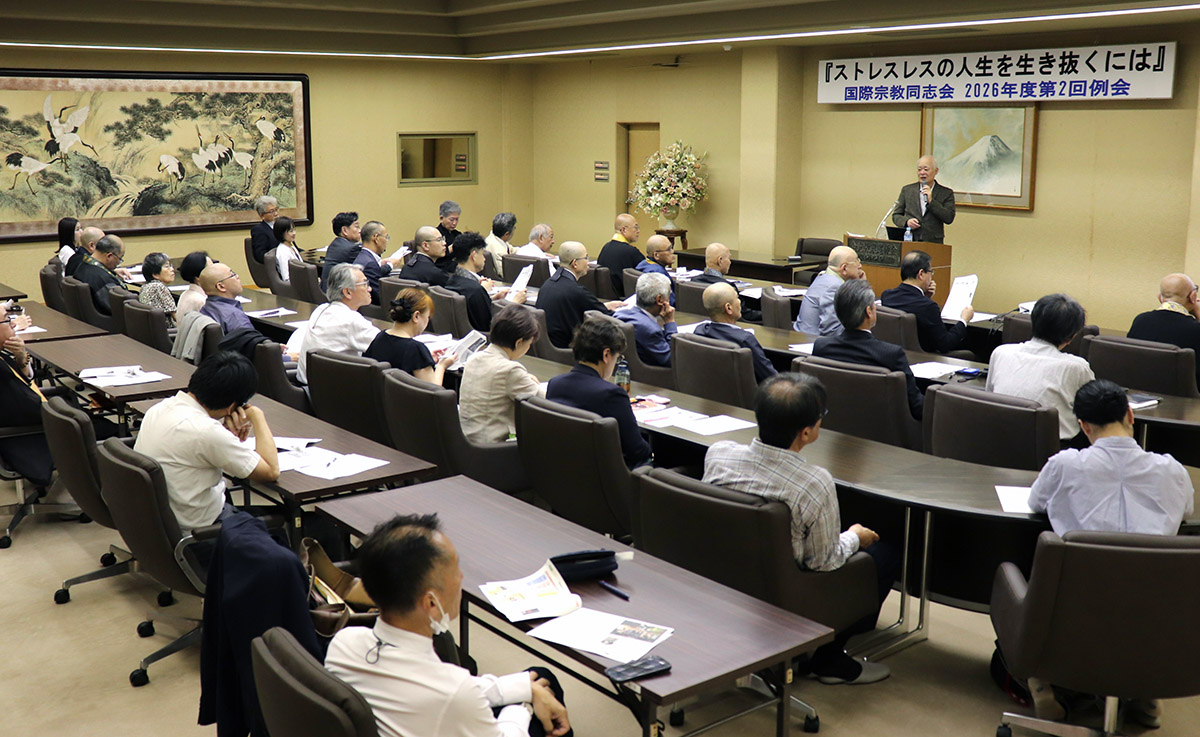 国際宗教同志会例会で講演する荒川哲男大阪社会医療センター理事長