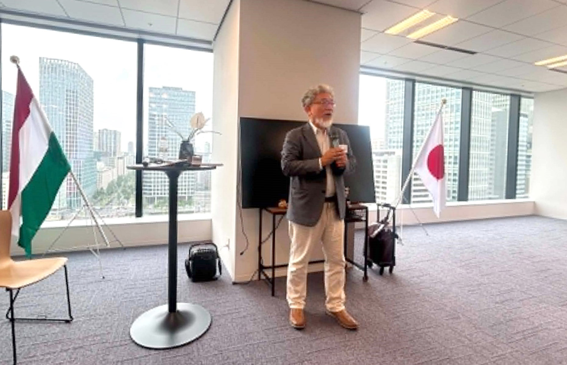 関西ハンガリー交流協会総会で来賓として挨拶を行う三宅善信関西国連協会理事長