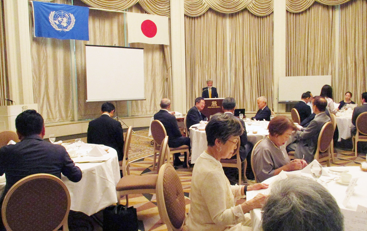 日本国際連合協会関西本部の午餐会で挨拶を行う同協会の三宅善信理事長