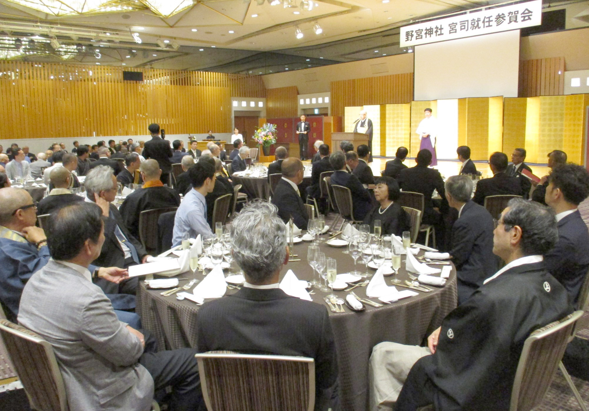 懸野廉太郎新宮司に激励の祝辞を述べる村山廣甫大阪府佛教会会長